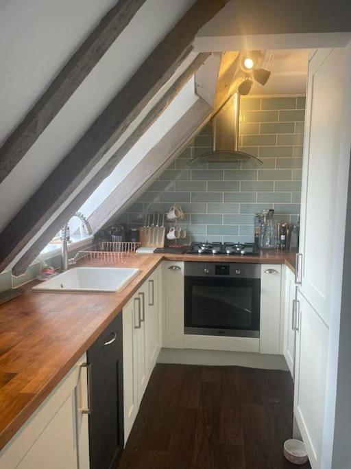 Beautiful 1600'S Loft Apartment. Ware Extérieur photo